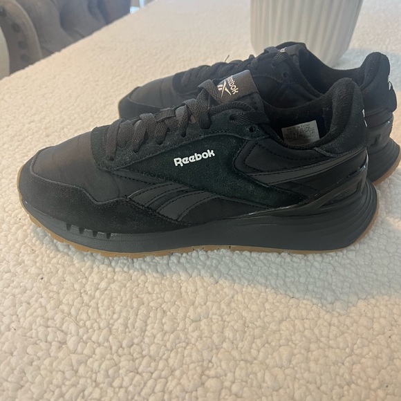 Women’s Black Classic Reebok Sneakers with Gum Sole - Picture 3 of 15